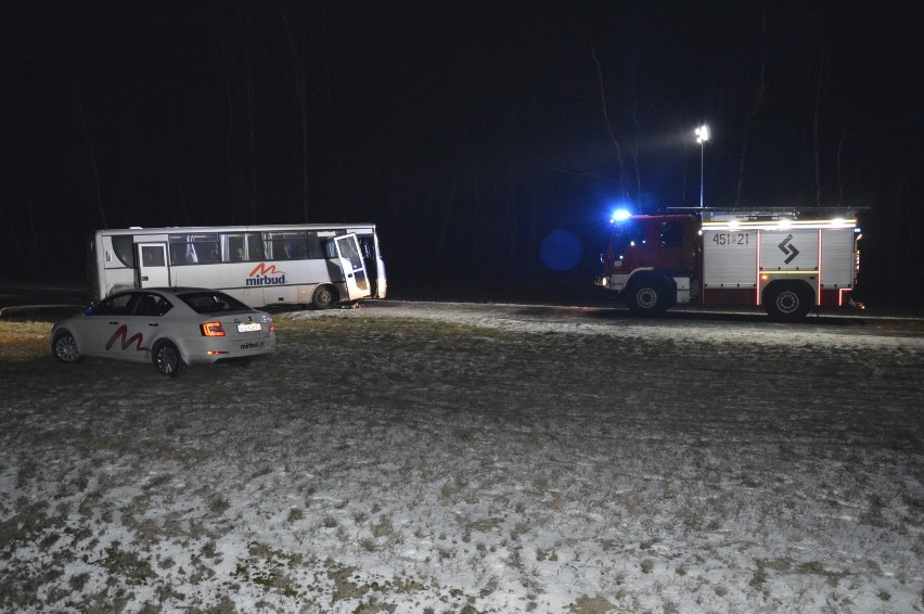 Wypadek pod Łowiczem. Pięć osób trafiło do szpitali (Zdjęcia)
