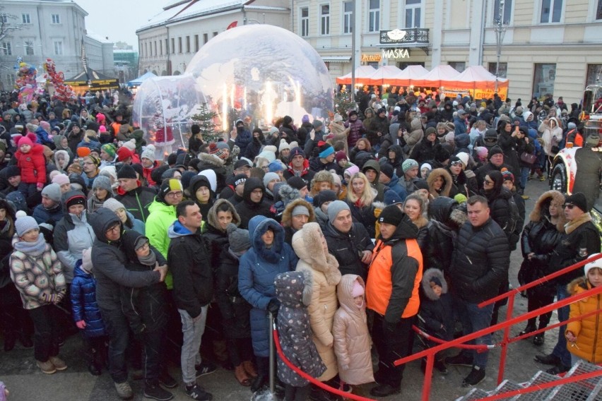 Tłumy przywitały świąteczną ciężarówkę Coca Cola na kieleckim Rynku. Gigantyczna kolejka chętnych do zobaczenia co kryje kultowy pojazd 