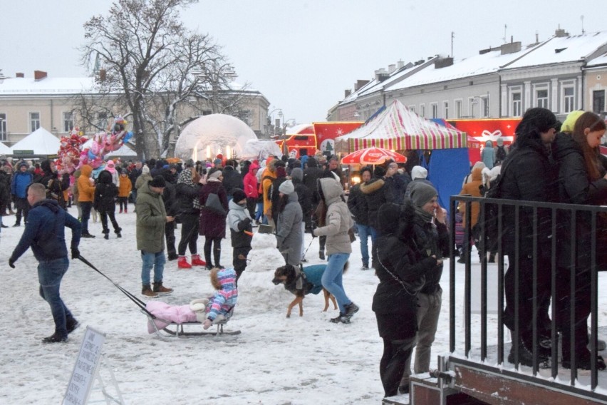 Tłumy przywitały świąteczną ciężarówkę Coca Cola na kieleckim Rynku. Gigantyczna kolejka chętnych do zobaczenia co kryje kultowy pojazd 