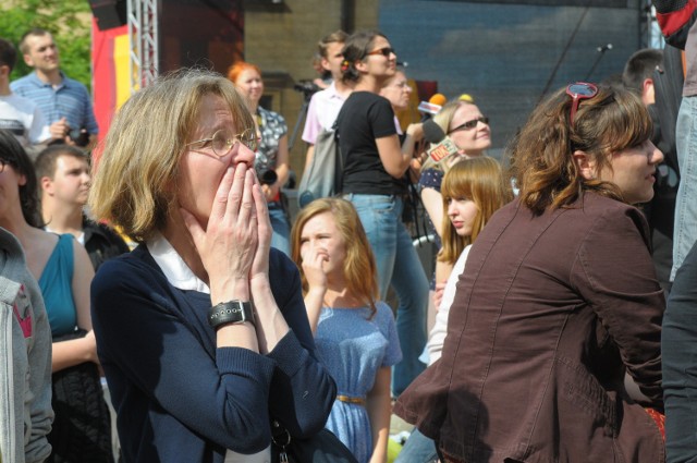 Lublinianie zebrali się na placu Po Farze, by na telebimie oglądać relację z ogłoszenia wyniku