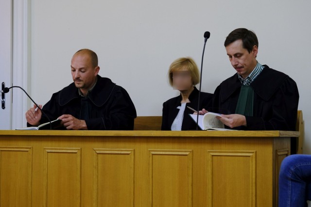 Ława oskarżonych. Od lewej siedzą: adwokat Adam Wygralak broniący byłej dyrektorki szkoły, Anna M. i adwokat Damian Nyckowski, obrońca księgowej.