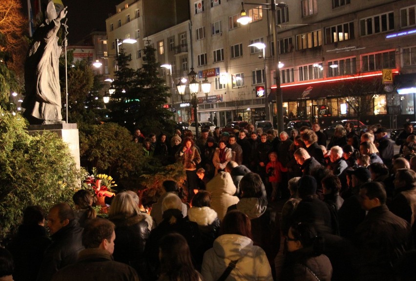 Pomorze modli się za Jana Pawła II - zdjęcia z godz. 21.37 z Gdyni