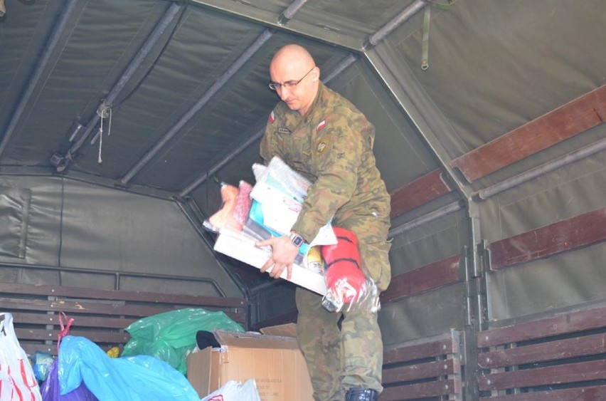 Żołnierze 25. Brygady Kawalerii Powietrznej z Tomaszowa zorganizowali zbiórkę odzieży dla DPS w Drzewicy [zdjęcia]
