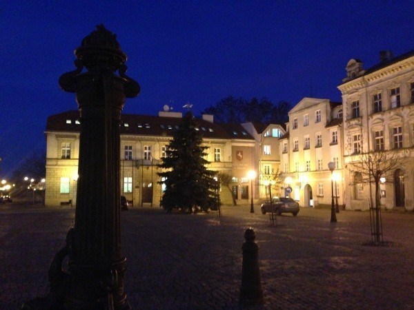 Mikołajki w Koninie - na Placu Wolności choinka czeka