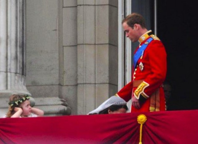 Zdjęcie nachylającej się przed księciem Williamem księżnej Kate ...