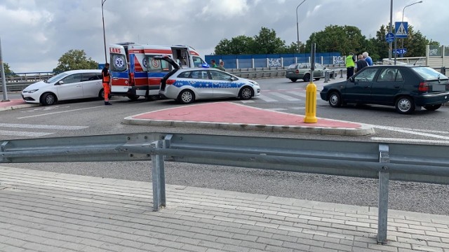 W środę rano kierowca toyoty uderzył w przejeżdżającą przez przejazd dla rowerów 23-latkę.