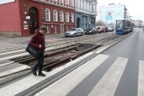 Wrocław. Autobus MPK wpadł do... wykopu na torowisku tramwajowym (ZOBACZ ZDJĘCIA)