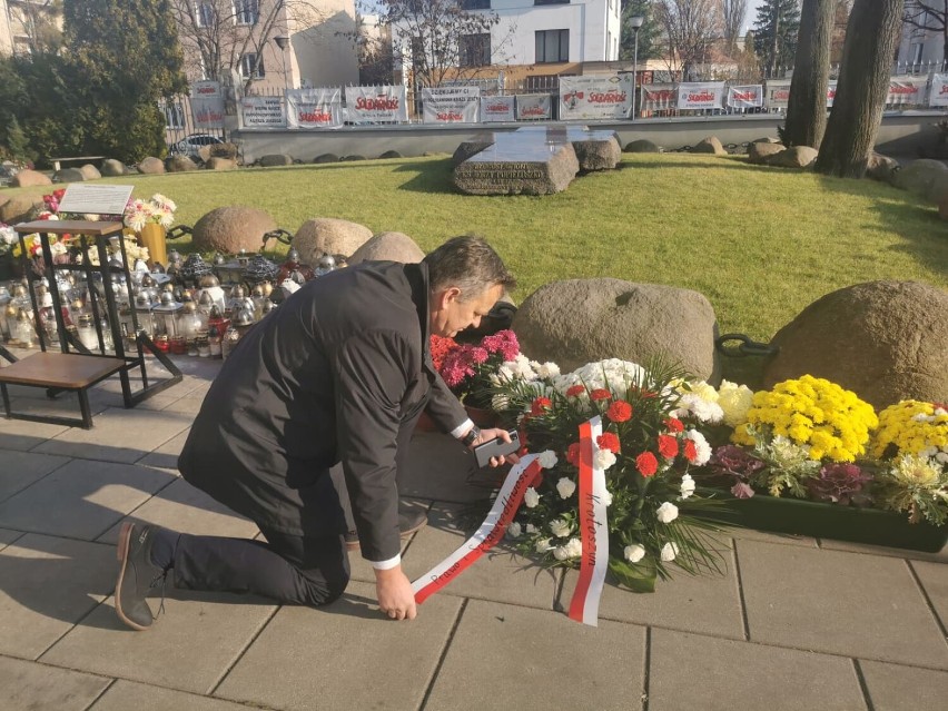 Delegacja struktur powiatowychPiS-u na grobie ks. Jerzego Popiełuszki.W rocznicę odzyskania niepodległości przypomniano sobie jego nauczanie
