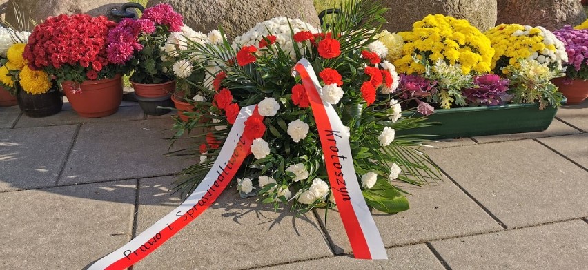 Delegacja struktur powiatowychPiS-u na grobie ks. Jerzego Popiełuszki.W rocznicę odzyskania niepodległości przypomniano sobie jego nauczanie