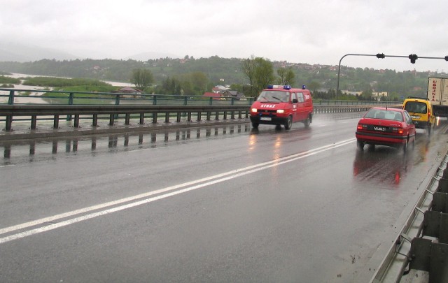 Mężczyzna chciał rzucić się z tzw. nowego mostu na Sole w Żywcu. Przez kilkadziesiąt minut na przeprawie występowały utrudnienia w ruchu.