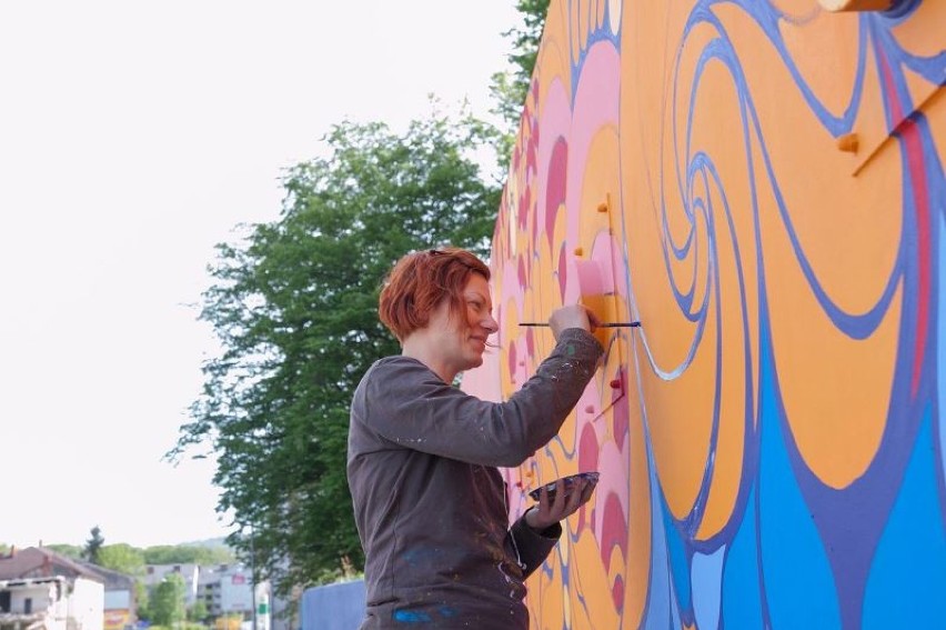 Izabela Ołdak realizuje mural przy ul. Partyzantów w...