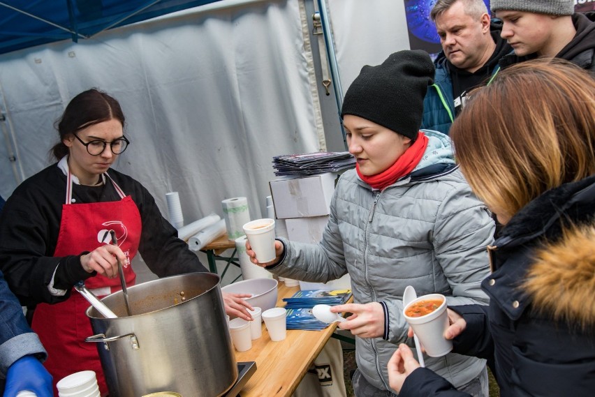 Puck ma rkord Guinnessa: najwięcej osób jedzących zupę w wodzie (6. Zaślubinowe Morsowanie - Morsy Puck)