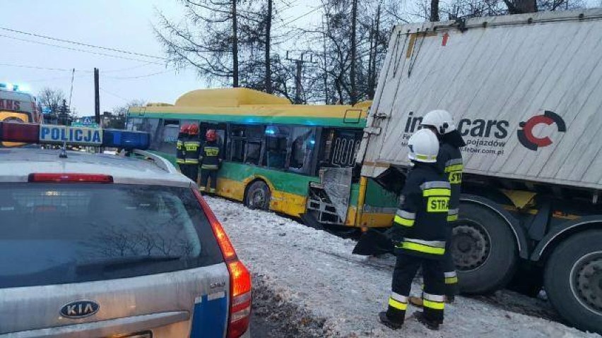 Wypadek w Bojszowach. Autobus zderzył się z ciężarówką. Są ciężko ranni [ZDJĘCIA]