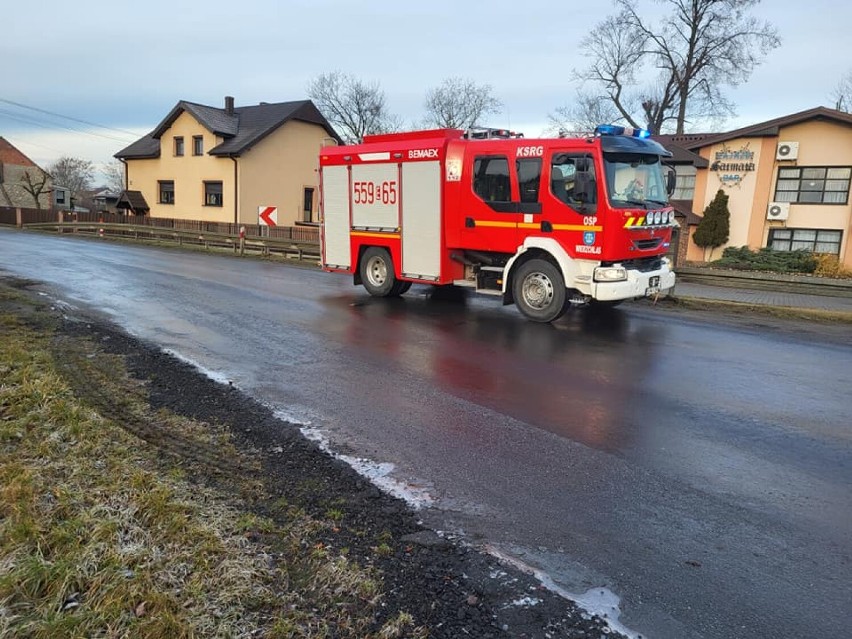 Czołowe zderzenie aut w Kraszkowicach. 1500 zł mandatu dla kierowcy audi FOTO