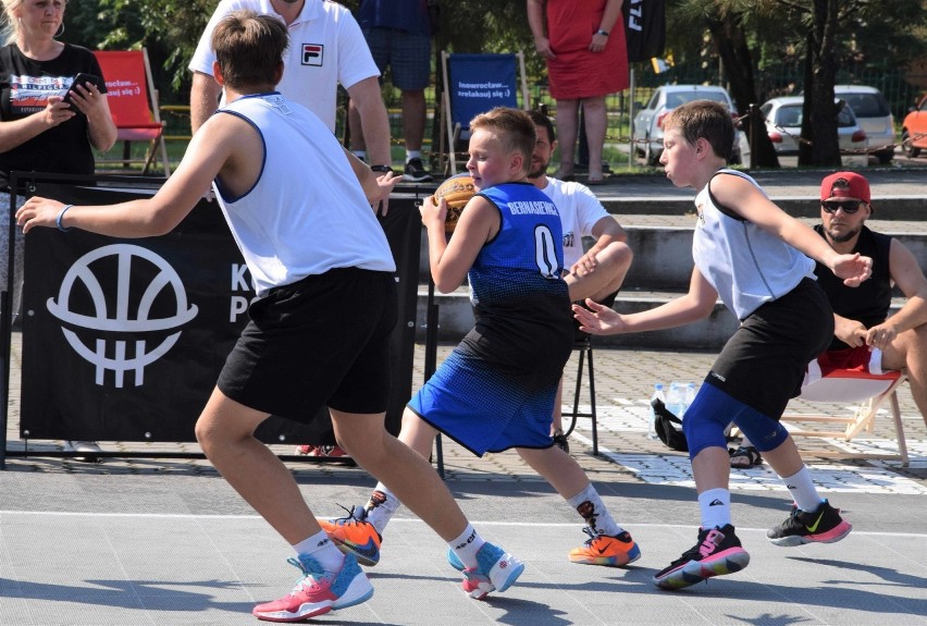 Inowrocław - odbył się koszykarski turniej Kujawsko–Pomorskie 3x3 Basket Cup. Pod halą widowiskowo-sportową walczyło 25 drużyn. Zdjęcia