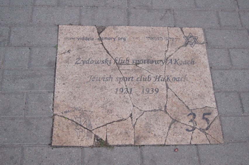 Radomsko: Zniszczone tablice Muzeum Żydowskiego do naprawy