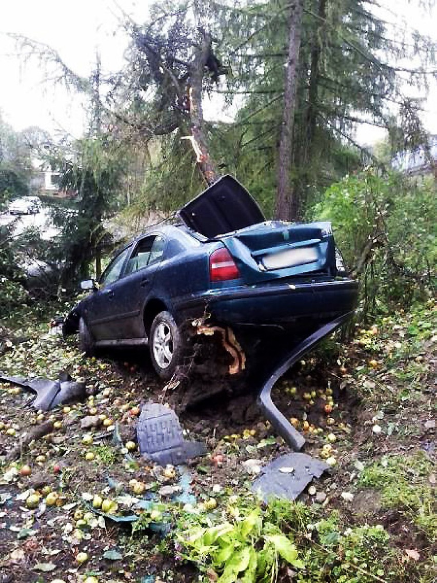 Wypadek w Librantowej. Skoda octavia rozbita o drzewo. Kobieta i chłopiec zabrani do szpitala