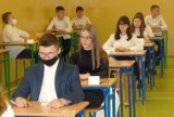 Egzamin ósmoklasisty w PSP 2 w Radomsku. Dziś uczniowie piszą język polski [ZDJĘCIA]