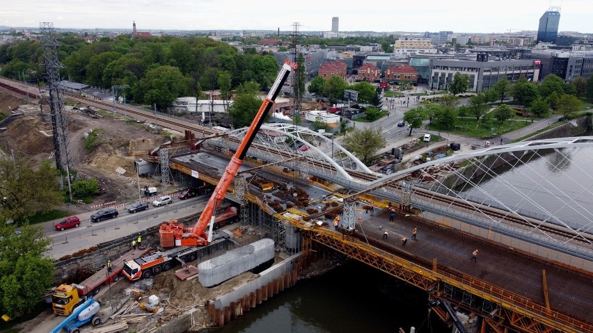 Kraków. Za rok ma być gotowy nowy most pieszo-rowerowy nad Wisłą [WIZUALIZACJE]