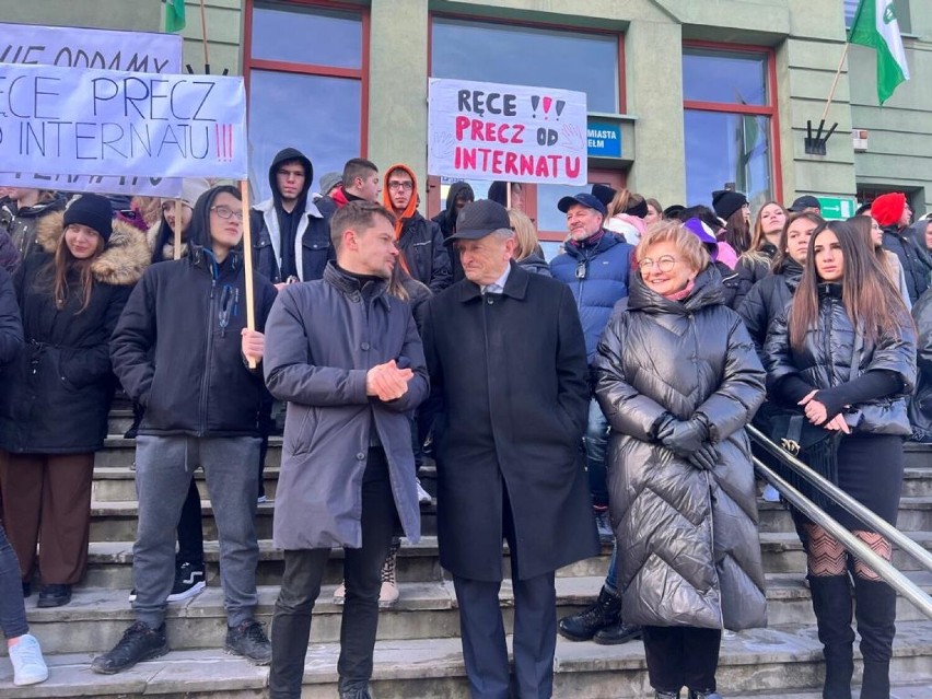 Protest przed chełmskim ratuszem. Nie chcą likwidacji dwóch internatów w Chełmie. Zobacz zdjęcia