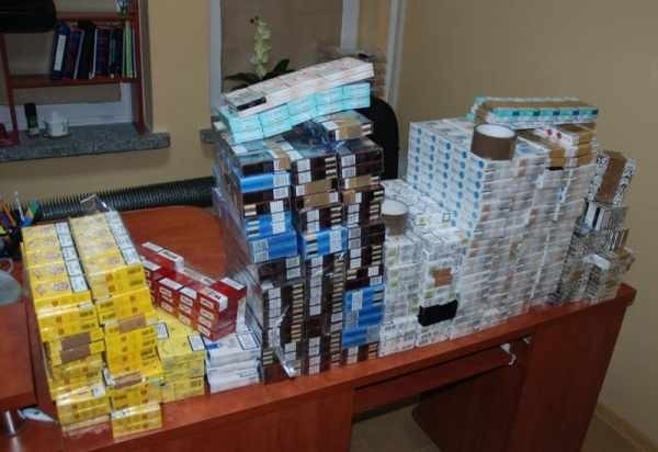 W Annopolu funkcjonariusze zatrzymali trzy osoby posiadające przy sobie ponad 1300 paczek papierosów bez polskich znaków akcyzy skarbowej.