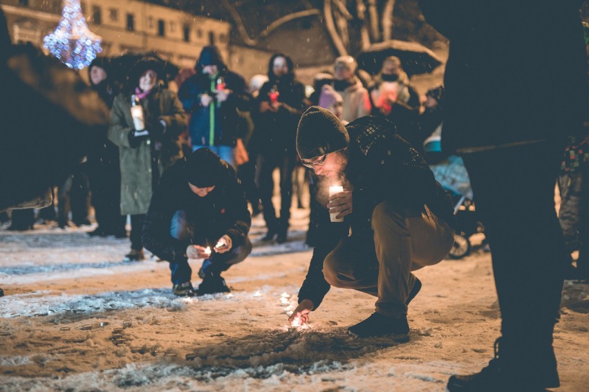 Wiec Przeciwko Nienawiści i Przemocy w Lublińcu. Mieszkańcy miasta i powiatu zjednoczyli się na lublinieckim Rynku ZDJĘCIA