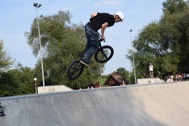 Na torze skate park w parku Krasnala II w sobotę 24 sierpnia odbyły się doroczne zawody BMX freestyle „Ride or Die”, w których wzięło udział kilkudziesięciu rajderów z całej Polski i Ukrainy. 

Najpierw odbyły się dwie rundy dla juniorów, następnie runda dla najmłodszych (m.in. 3-letni Michał z Nowej Soli, był też dwulatek pod opieką mamy). Najwięcej emocji przyniosły jednak rowerowe ewolucje zawodowców, którzy walczyli o prestiżowe nagrody i tytuły.

Zobacz też: Stelmet Falubaz Zielona Góra; Piknik w Sławie
