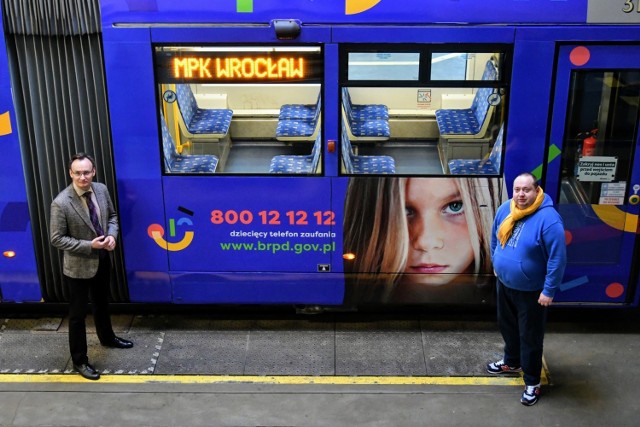 W poniedziałek (29 listopada) wrocławskie MPK zaprezentowało tramwaj, który będzie jeździł po Wrocławiu w ramach promocji dziecięcego telefonu zaufania