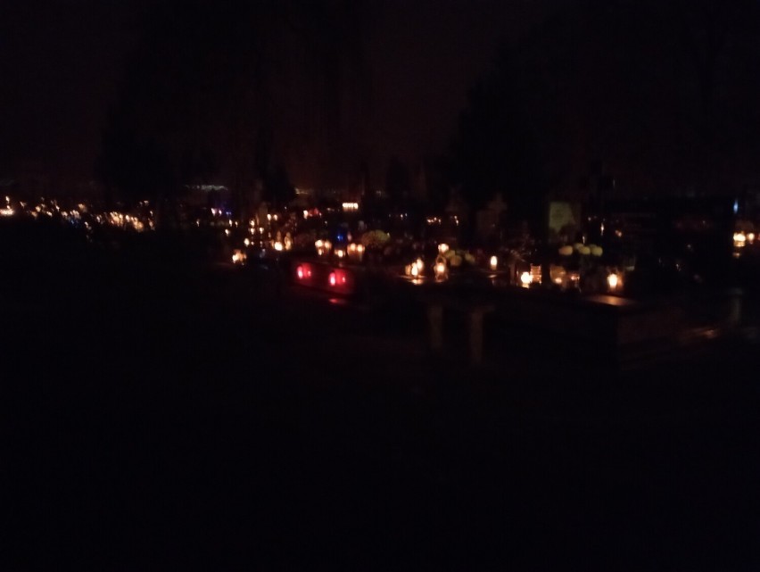 Rozświetlony zniczami cmentarz św. Józefa w Skierniewicach po zmroku