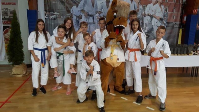 Turniej karate w Końskich. Tomaszowianie w gronie triumfatorów