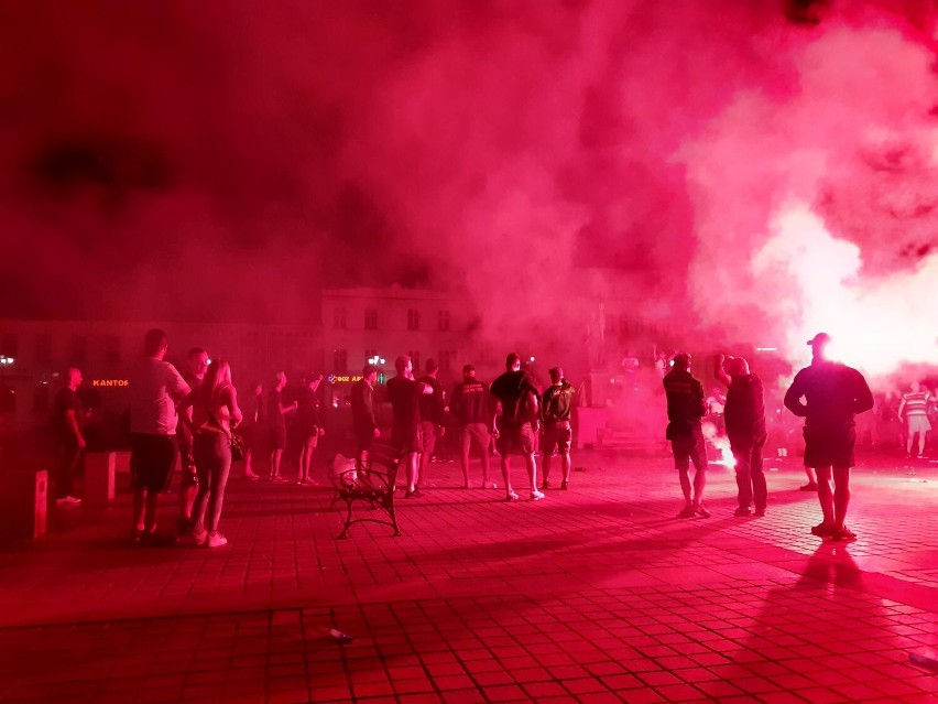 Feta kibiców na Rynku w Żywcu - ZDJĘCIA i WIDEO. Tak fani Górala świętowali awans do 4. ligi