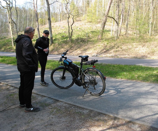 Jedno z wielu spotkań cyklistów na podmiejskich trasach rowerowych gdzie mówi się o zaletach ebajków