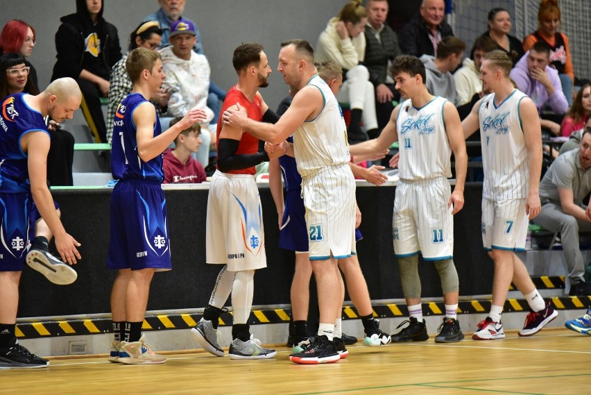 MKS Sokół Basketball Żary pokonał WSTK Wschowa 94:84.