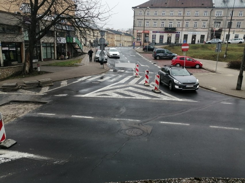 Wąskie gardło na Świętoduskiej. Odtworzą asfalt po niedawnej awarii sieci wodociągowej