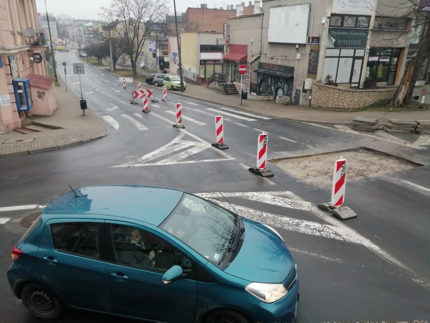 Wąskie gardło na Świętoduskiej. Odtworzą asfalt po niedawnej awarii sieci wodociągowej