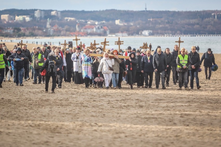 Droga Krzyżowa brzegiem Morza. Za wstawiennictwem św. Jana...