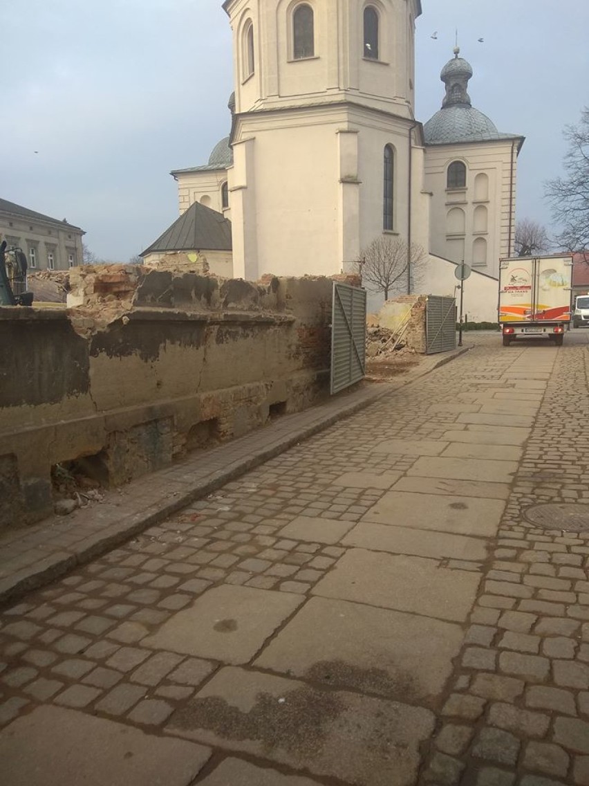 Policja na placu budowy w centrum Grodziska. Co się stało?