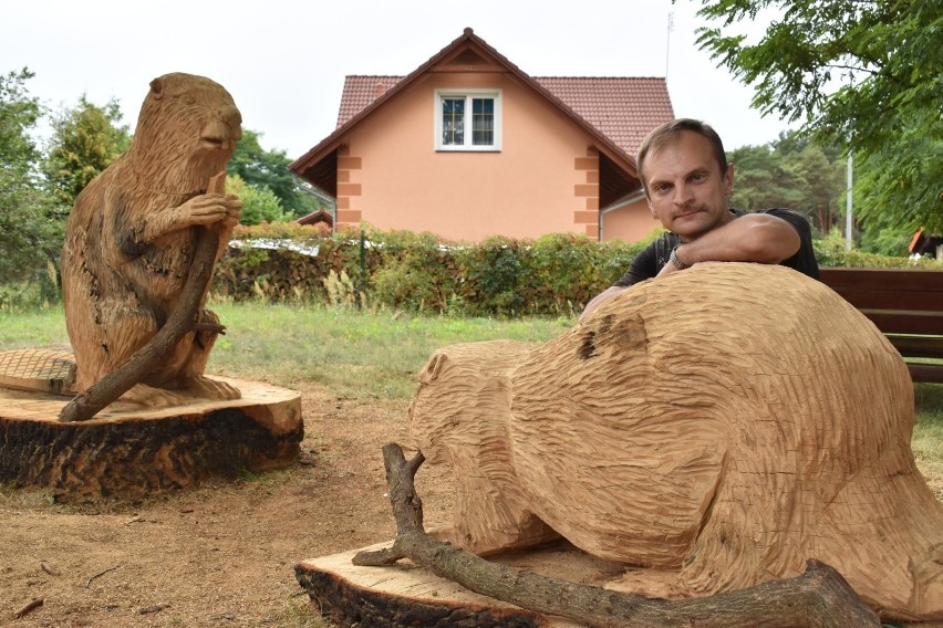 Bobry są wykonane z drewna dębowego. Ich wyrzeźbienie zajęło...