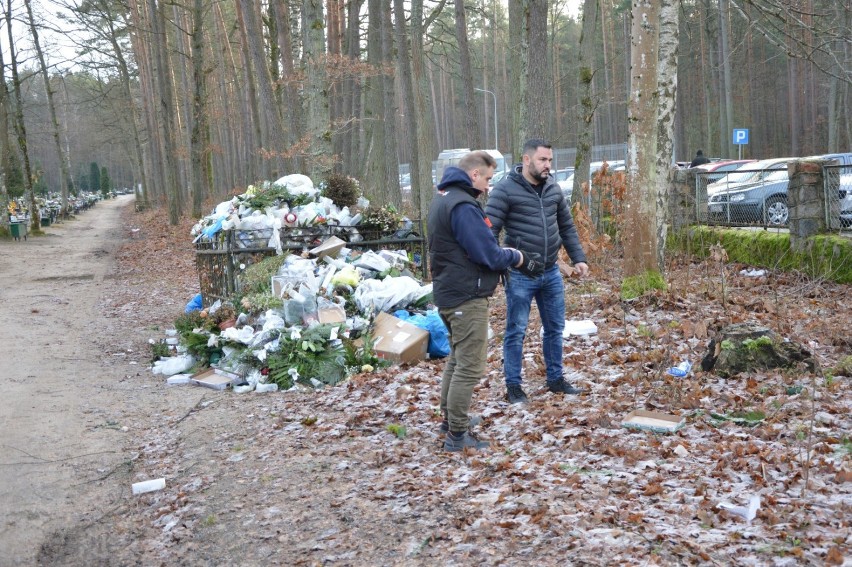 Na cmentarzu w Lęborku stanął regał na znicze. Zamiast wyrzucać można odstawić