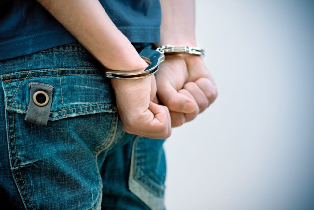 Policjanci ustalili, że 20-letni mężczyzna ukradł w markecie alkohol, napoje oraz koszyk, wszystko wartości ponad 860 zł.