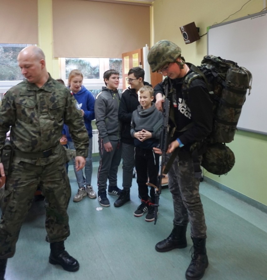 Żołnierze z 16. Jarocińskiego Batalionu Remontu Lotnisk odwiedzili Szkołę Podstawową w Białobłotach