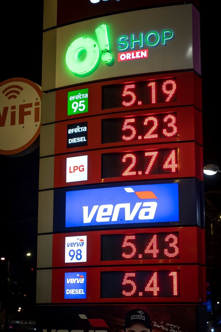 Orlen podaje, że znacznie obniżył ceny paliw na swoich...