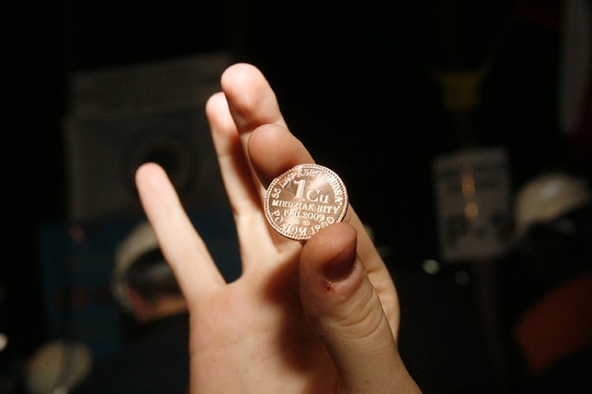 Bito monety na głębokości 1234 metrów pod ziemią [ZDJĘCIA]