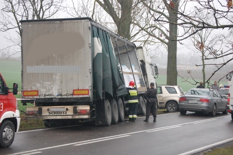 Tychnowy: Samochód ciężarowy zderzył się z osobówką. Nikt nie został ranny [ZDJĘCIA]