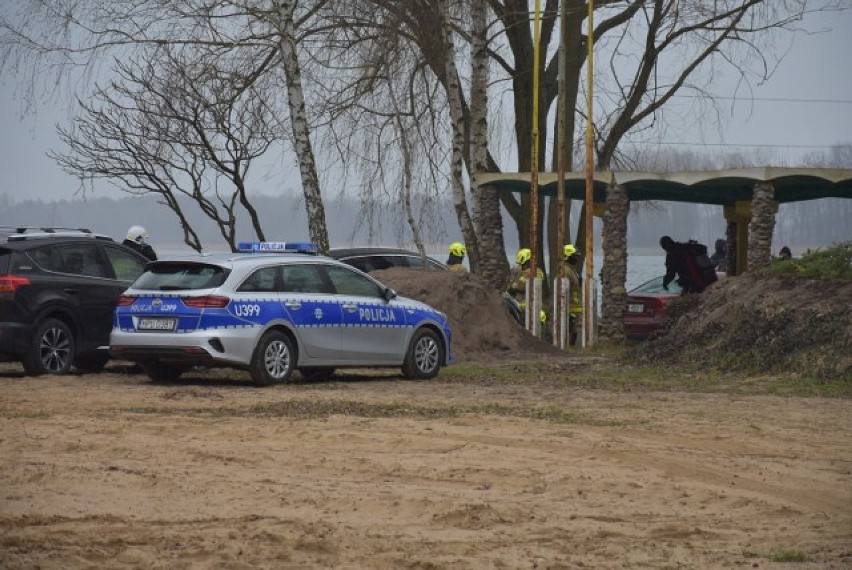 SKORZĘCIN: Akcja ratunkowa nurka wyciągniętego z jeziora Niedzięgiel. Poszkodowany to mieszkaniec powiatu gnieźnieńskiego [FOTO]
