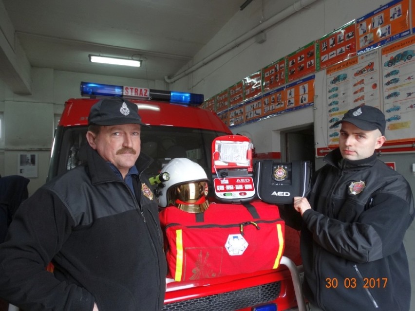 Ochotnicza Straż Pożarna w Tuchomiu otrzymała nowy defibrylator. Strażacy już się cieszą [ZDJĘCIA] 