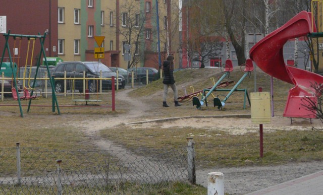 Także na tym placu zabaw pomiędzy ulicami Sobieskiego i Krasickiego spodziewać można się przed wiosną remontu. Władze spółdzielni zdecydowały o dokupieniu zabawek dla dzieci