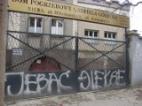Wandale w Mysłowicach: Wulgarne napisy szpecą przyszpitalny mur. Internauci oburzeni [ZDJĘCIA]