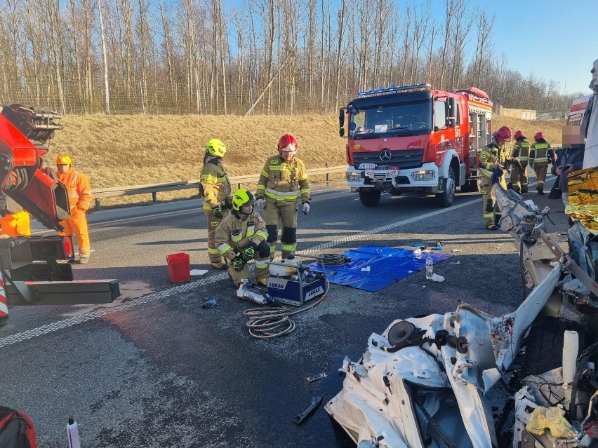 Tragiczny wypadek na drodze S3 pod Legnicą. Nie żyje kierowca kampera.