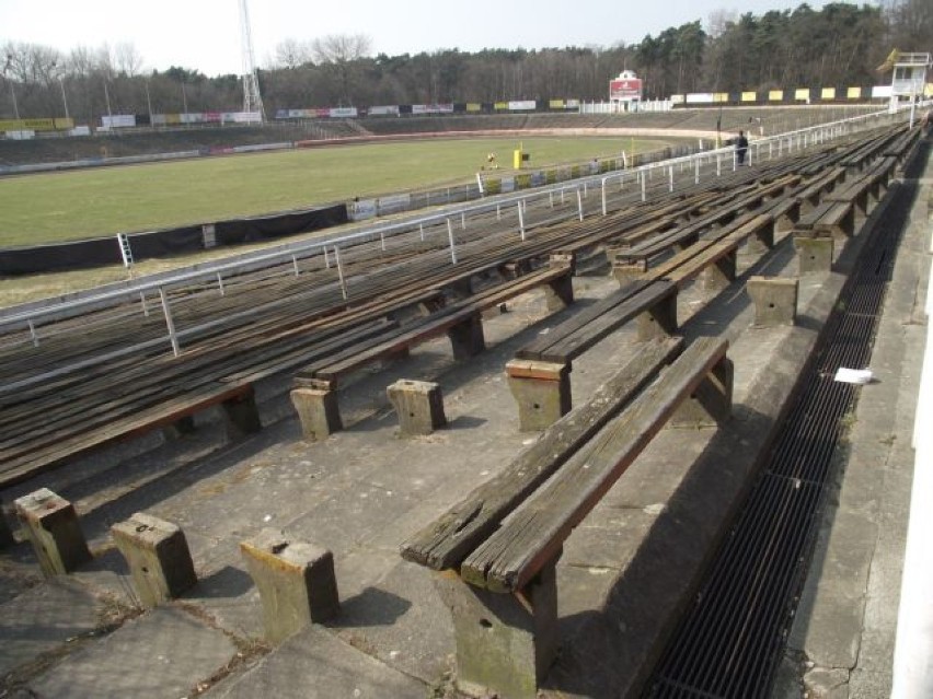 Policja wydaje negatywną opinię o własnym stadionie, a PSŻ...